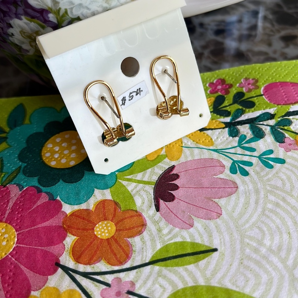 Hawiian Hibiscus Flower pierced earrings. - Picture 2 of 3